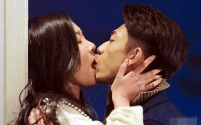 「吻戏」演员拍吻戏为何都只有上半身?当镜头下移那刻,你就全明白了!