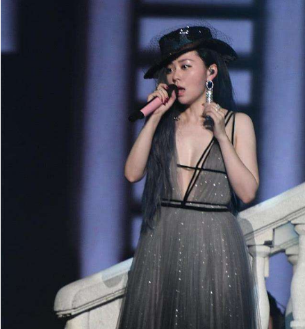 张靓颖▲“液体裤”已经过时了，看看张靓颖的“液体裙”，谁穿谁好看