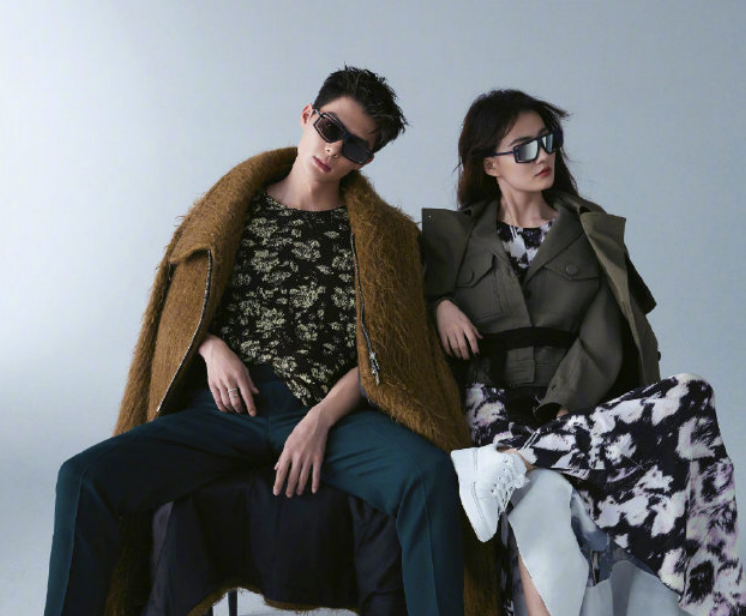 张铭恩：520胡冰卿艾特张铭恩，谁注意胡冰卿的发文时间了？早在暗戳戳的秀恩爱了