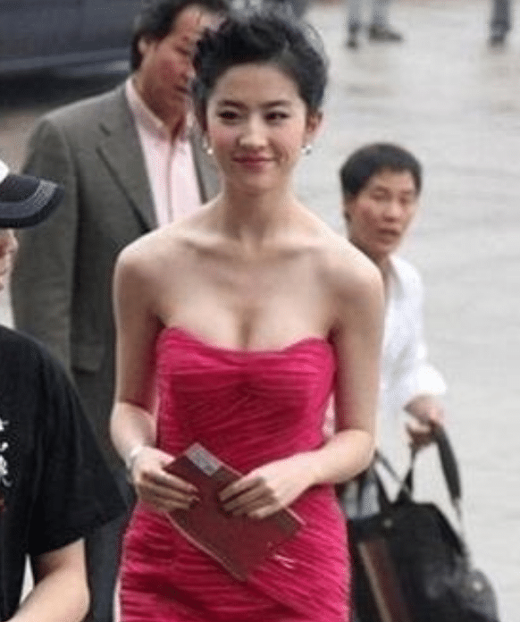 刘亦菲|刘亦菲为何没人娶?看看这些照片就知道了,网友:我不敢