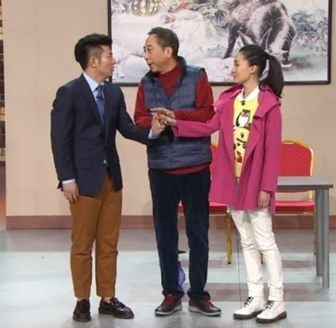 冯巩■她是冯巩的爱女，因春晚跷二郎腿而出名，如今却为贾玲打工！