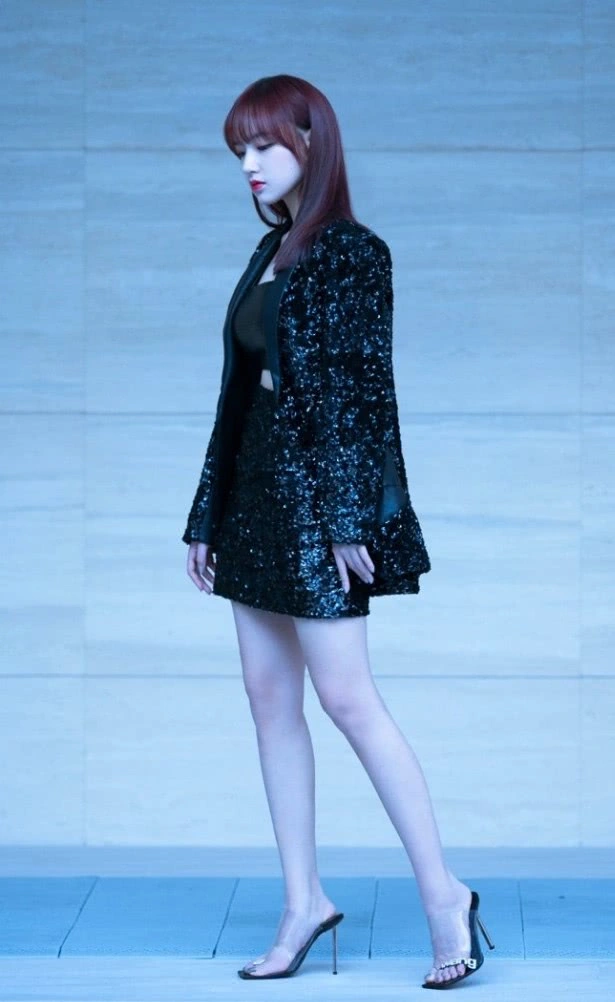 「程潇」程潇到底有多会穿？黑色腰带勾勒出纤细腰围，真是非常带感了