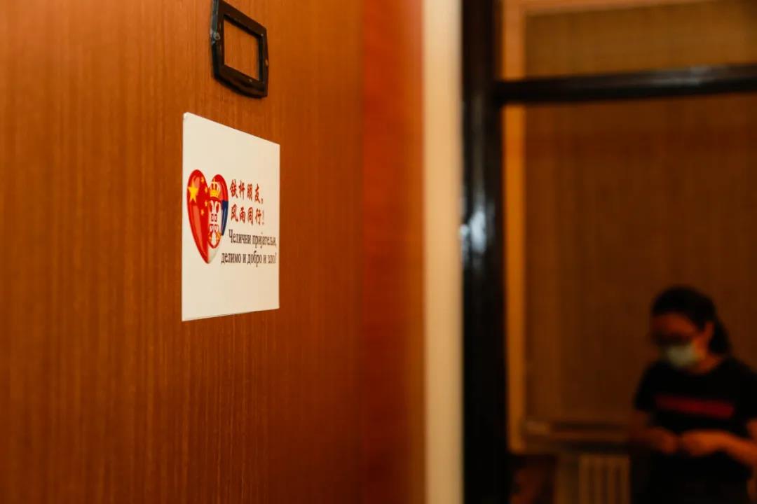 #塞尔维亚#中国医疗队员在塞尔维亚：看看被当兄弟是什么待遇