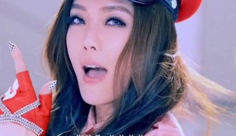娱乐圈|?替父还清2亿债务,反被父亲曝出未婚生子?前途尽毁,今46岁像26岁!