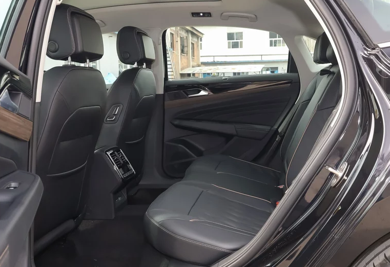 大众帕萨特:19款大众帕萨特1.4T低配值得入手吗?车主们忍不住说了实话!