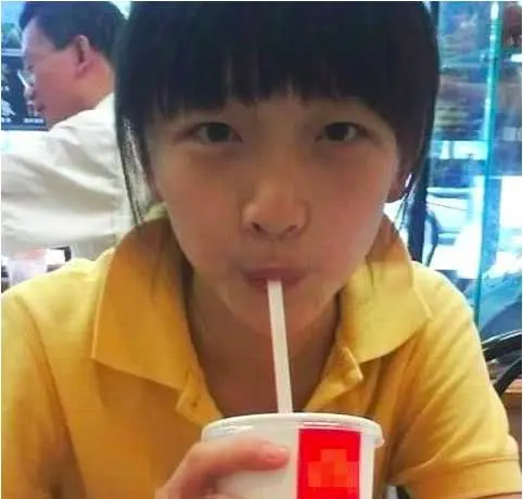 『陈钰琪』90后小花们的高中照：陈钰琪五官已经非常精致，宋祖儿是港风美女