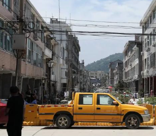 「温岭」温岭槽罐车爆炸中的幸存者：二次爆炸中受伤，男工人帮他们翻窗逃生！