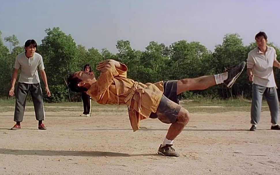 周星驰■《少林足球》拍摄时需4万群演，周星驰想了一个办法，一分钱没花