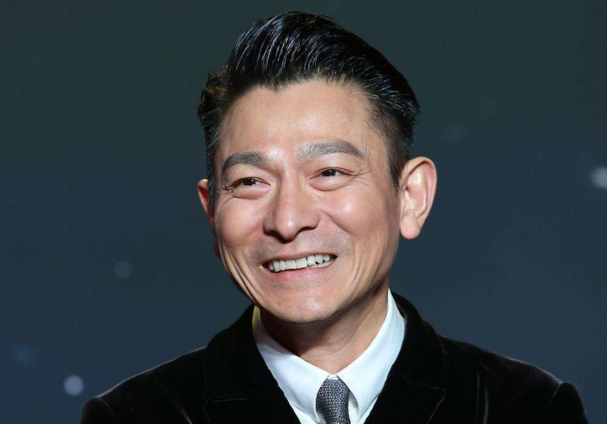 刘德华：当年那个单手接刘德华奖杯，满脸不屑的小鲜肉，如今他现状如何了