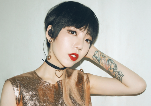 庾澄庆▲她曾因好声音名气大火，今却被庾澄庆“放弃”，无奈沦落到小县城走穴！