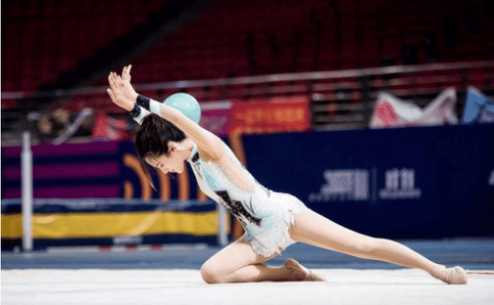 【安悦溪】31岁的“糖宝”再次走红， 体操舞姿让人心动， 网友：这腿是真的吗？