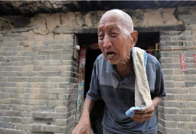 颜夕趣史|捡破烂老人1.8万积蓄被偷,报案时身份被查,惊动了高层领导