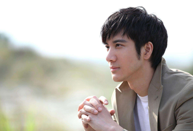 「王力宏」儿时的他音乐天赋极高,有着帅气的外表,如今是一名优秀的音乐人