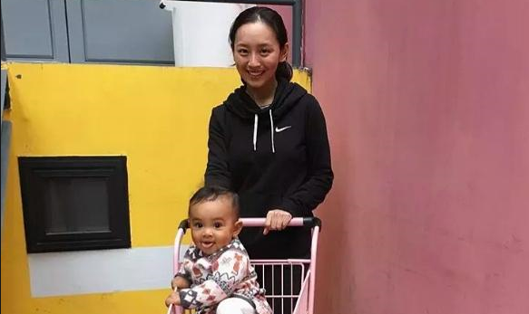 童星|童星出道因美貌迷倒释小龙，长大后嫁给黑人，如今颜值一言难尽