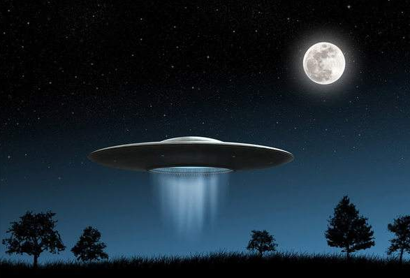 「UFO」UFO为何多次闯入人类世界？波兰男子野外骑车，意外拍下UFO！