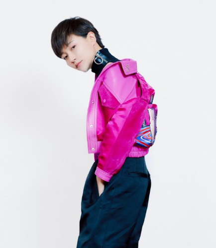 皮衣@被焦俊艳帅到了，穿超短皮裤白皙又细腻，搭红皮衣好时髦