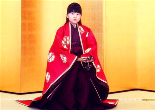 日本天皇地位崇高，为何公主去学校，却被同学欺负到不敢去上学？
