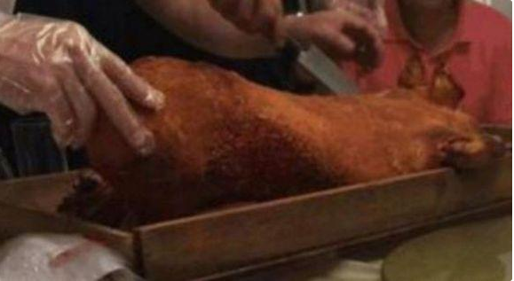 |双方家长见面，六个人只点一道菜，我踢男友一脚，端上桌我看呆了