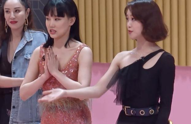 蓝盈莹：蓝盈莹5人团线下合体跳舞，稳居C位关系和谐，不邀请黄圣依很明智