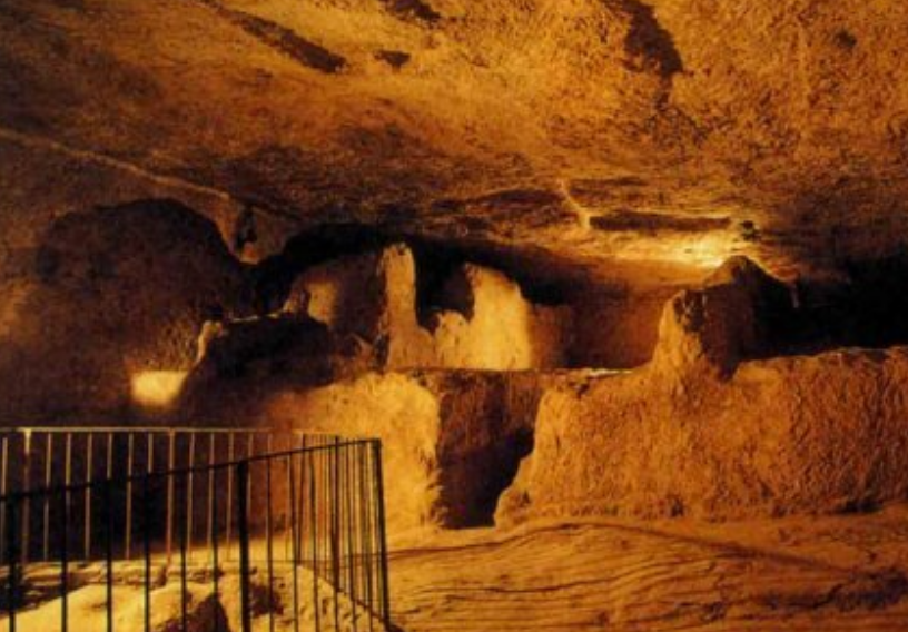 胡夫金字塔|金字塔是法老陵墓？科学家在金字塔内发现一样东西，用途让人后怕