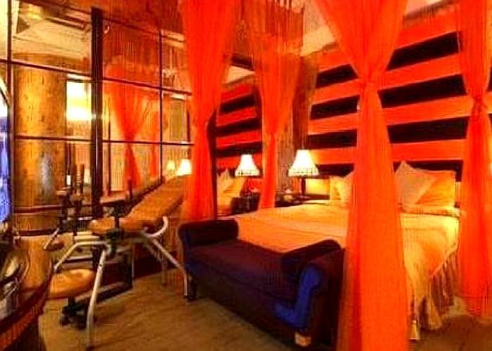 情侣|情侣房内床边的“八爪椅”是干嘛用的？酒店前台小妹直言：试过就懂了