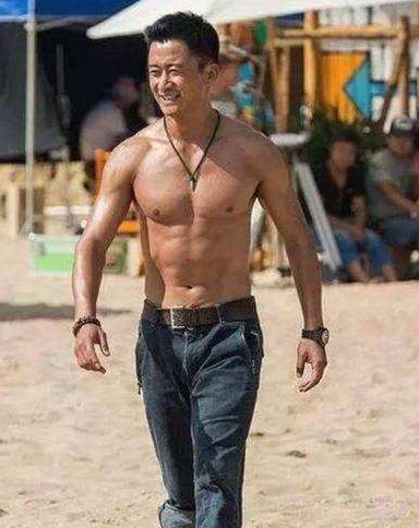 李连杰|李连杰接班人2秒就放倒吴京,甄子丹承认打不过,巅峰期结果惨遭毁容