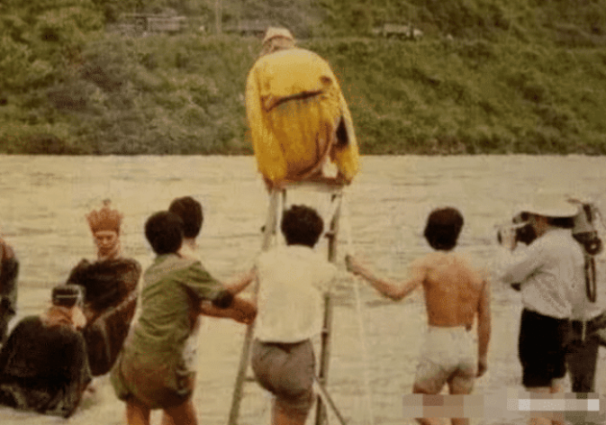 西游记■《西游记》“骗”了观众34年，去掉特效后镜头很“尬”，猴哥背影让人泪崩