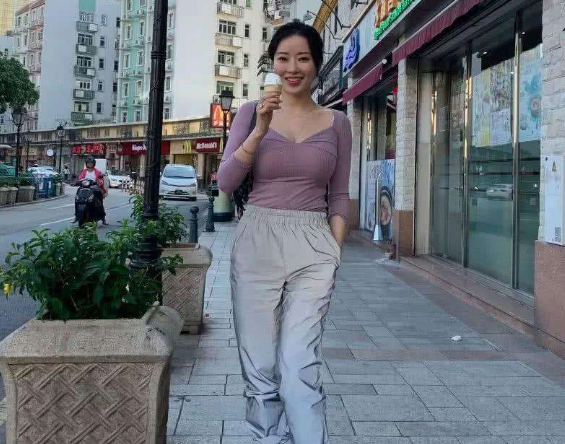 社交平台■“刘强东”事件女主近况曝光，孤身住在国外，身材一如既往的好