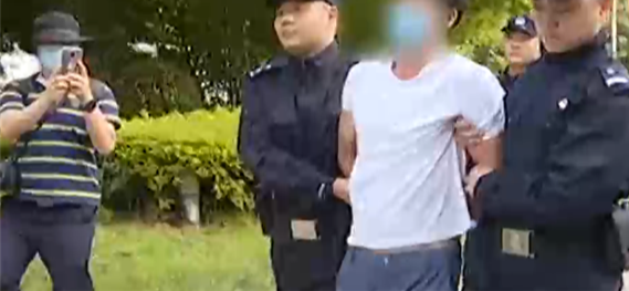 「」“被分手”杀害母女5人潜逃18年，这个逃犯终被抓！