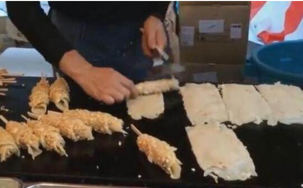 @50岁大哥街头卖这个，3元1个，做法独特，排队也难买，月入万元！