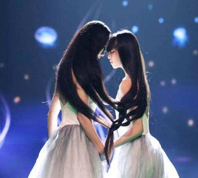 杨丽萍|小彩旗被彻底放弃?杨丽萍为外甥女小白兔庆生,这是新的接班人?