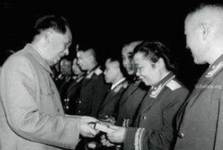 十大元帅|开国十大元帅中，毛主席和谁最亲近？又和谁最疏远？