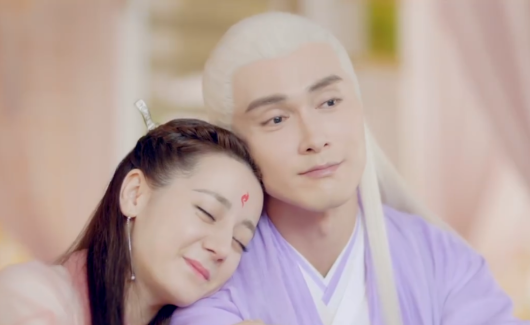 『白滚滚』枕上书：白滚滚回青丘，夜华送他三件礼物，最后一件震四海八荒