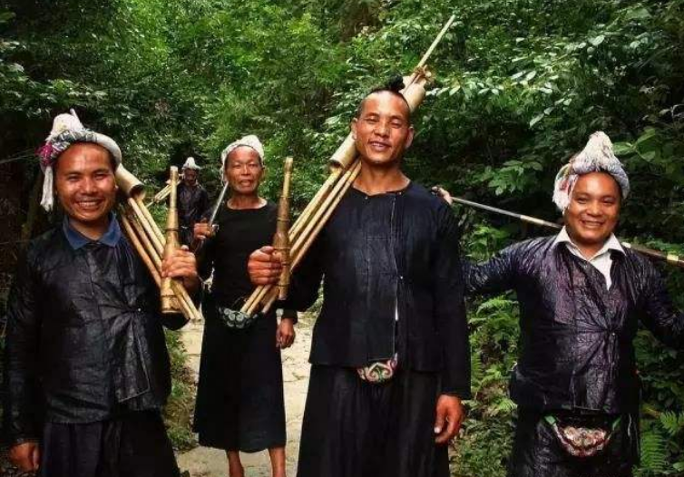 「巴塞罗那」我国唯一不禁枪的地方：人人一杆枪，碰到游客先放一声枪响再问好