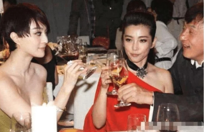 成龙：成龙当年和“双冰”喝酒照被扒， 在无美颜的年代，差距一目了然
