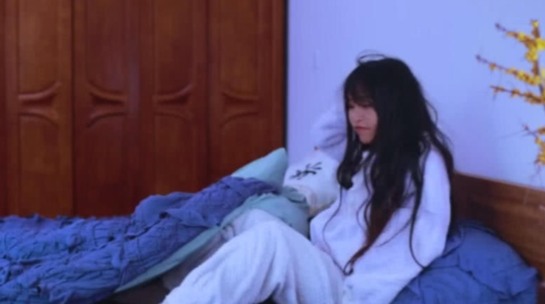 李子柒：李子柒有多自信？头发不梳就出镜，看清正脸网友：这才是真实颜值