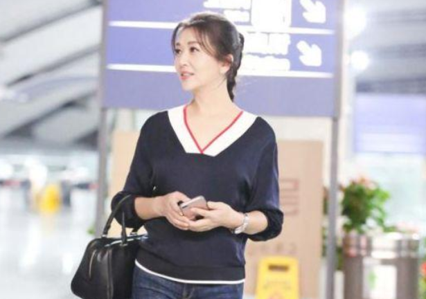 「江珊」50多岁的江珊丈夫终于曝光，长相很帅气，是我们熟悉的他