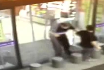 「粉碎性骨折」女子丢失手机后报警,拨通电话后,铃声竟在警局大厅响起!