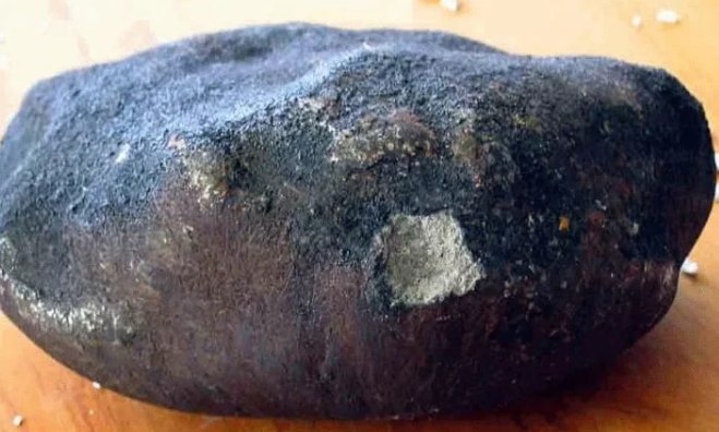 陨石|世上最“贵”的石头，我国曾以万元一克收购，贵阳女孩捡400公斤