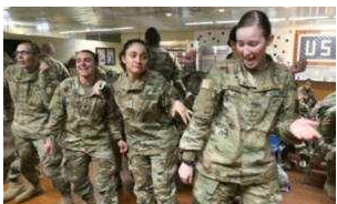 「」为何美国航母出海时,都要额外带上500女兵?少一个不能起航?