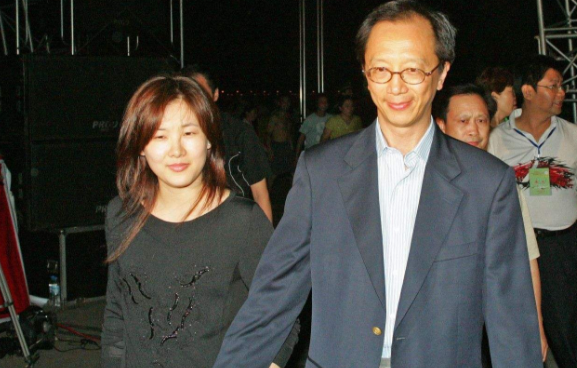 伏明霞|跳水女皇伏明霞近况:获赠价值近百亿医院,丈夫近七旬正拼第4胎
