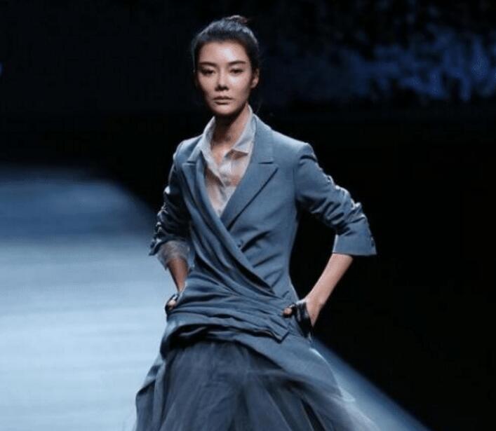 车晓|38岁车晓骨瘦如柴，面容“神似”迈克尔杰克逊，别人想瘦她却想胖