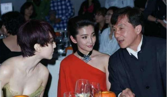 成龙|成龙早年与“双冰”的饮酒照曝光， 在没有任何滤镜下， 颜值高低一目了然