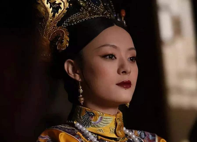 【李沁】李沁一个微笑黑化,张子枫一个眼神黑化,而她差点让整部剧禁播