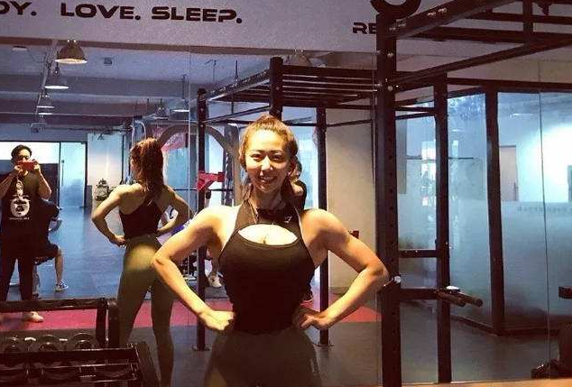 释小龙|小时候因长得太美迷倒释小龙，长大后嫁黑人生子，今颜值一言难尽