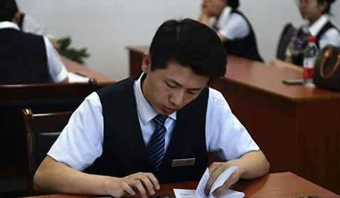 『』银行错将800元打成800万，储户却将其挥霍掉，这笔钱需要还吗？