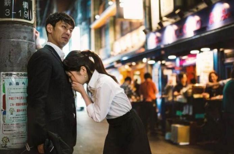 日本：喝醉后直接睡大街？日本女生街头酒醉后的各种“丑态”，带你认识真正的日本