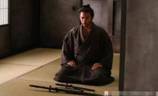 「张廷玉」日本武士切腹时，为什么要准备一把扇子？武士：没有扇子我切个鬼