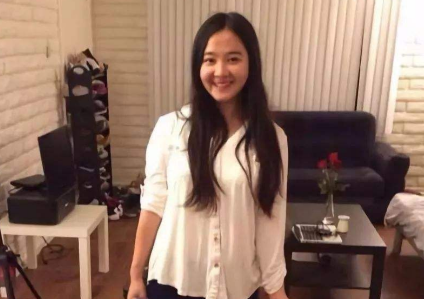 「释小龙」14岁时她把初恋给了释小龙？全网都叫她别整容，27岁长成这样