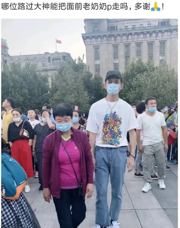 玉米|“大火过后的玉米地，俺觉得刷点酱更好吃...”哈哈哈吃货眼馋了！